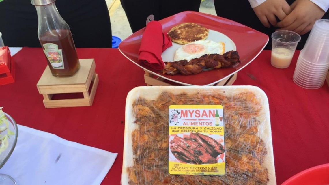 Estudiantes exponen la elaboración de alimentos y productos de limpieza y se les prepara para ser emprendedores