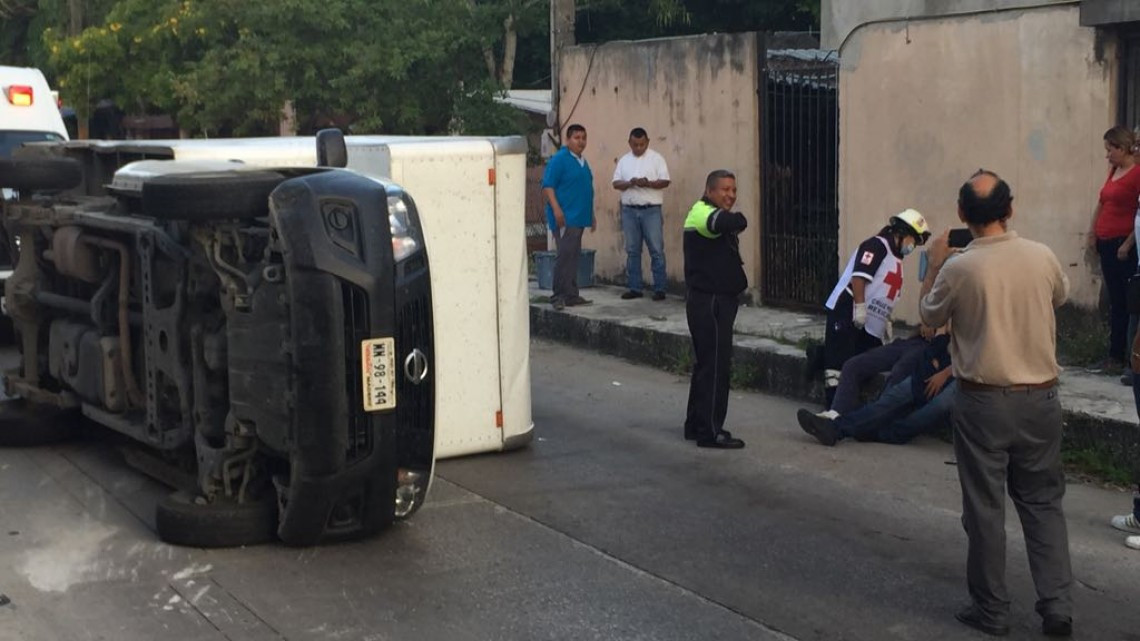 Exceso de velocidad genera volcadura en calle secundaria