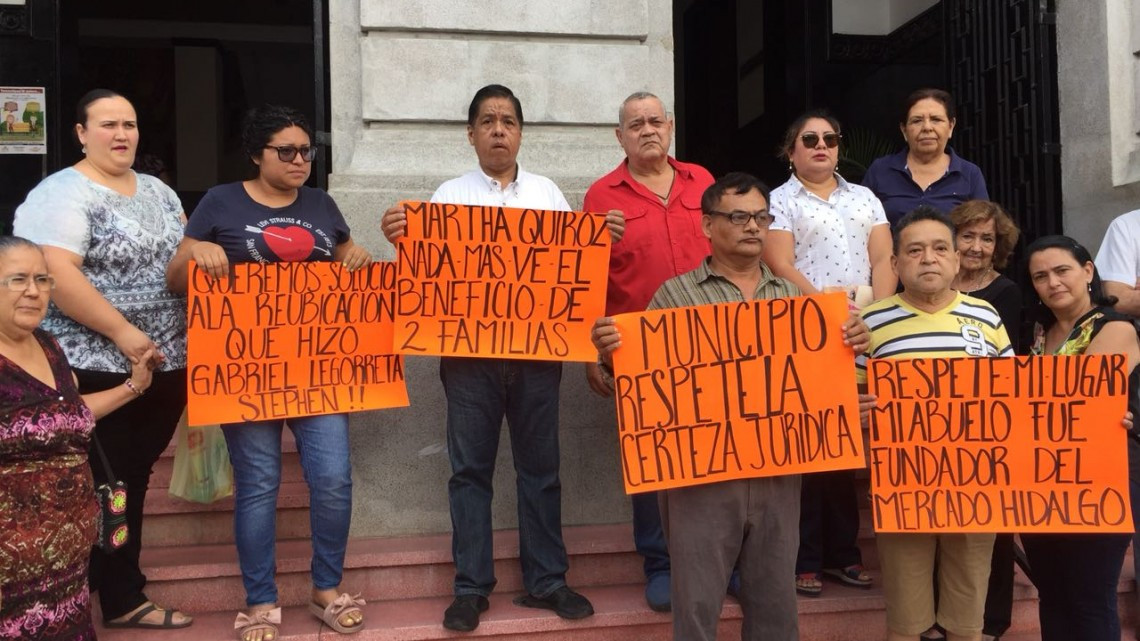 Protestan locatarios de mercados municipales contra la administradora