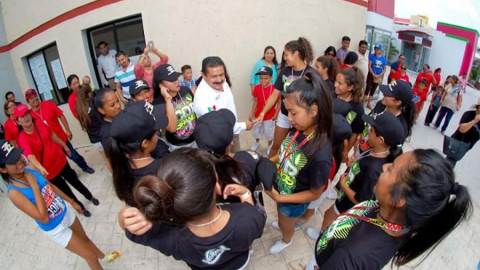 Alcalde recibe al equipo de porristas "Venados All Stars"