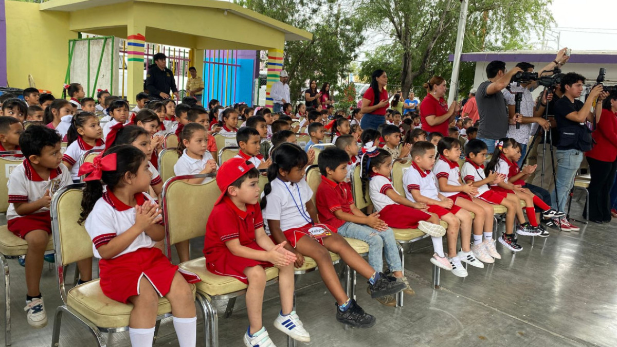 Entrega obras en escuelas de preescolar