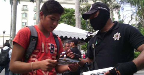 Reparten volantes para reclutar policías