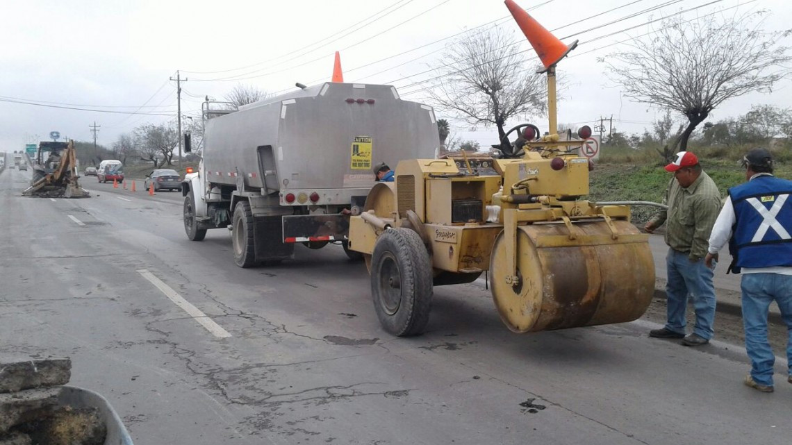 Reparan cuadrillas municipales carretera Reynosa-Río Bravo