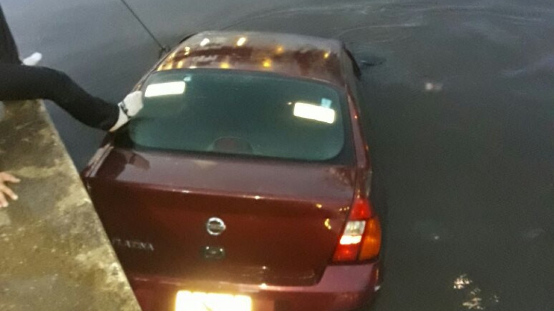 Cae automóvil al canal de la Cortadura