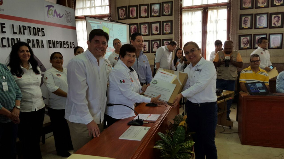 Entregan equipos de cómputo a pequeños comerciantes