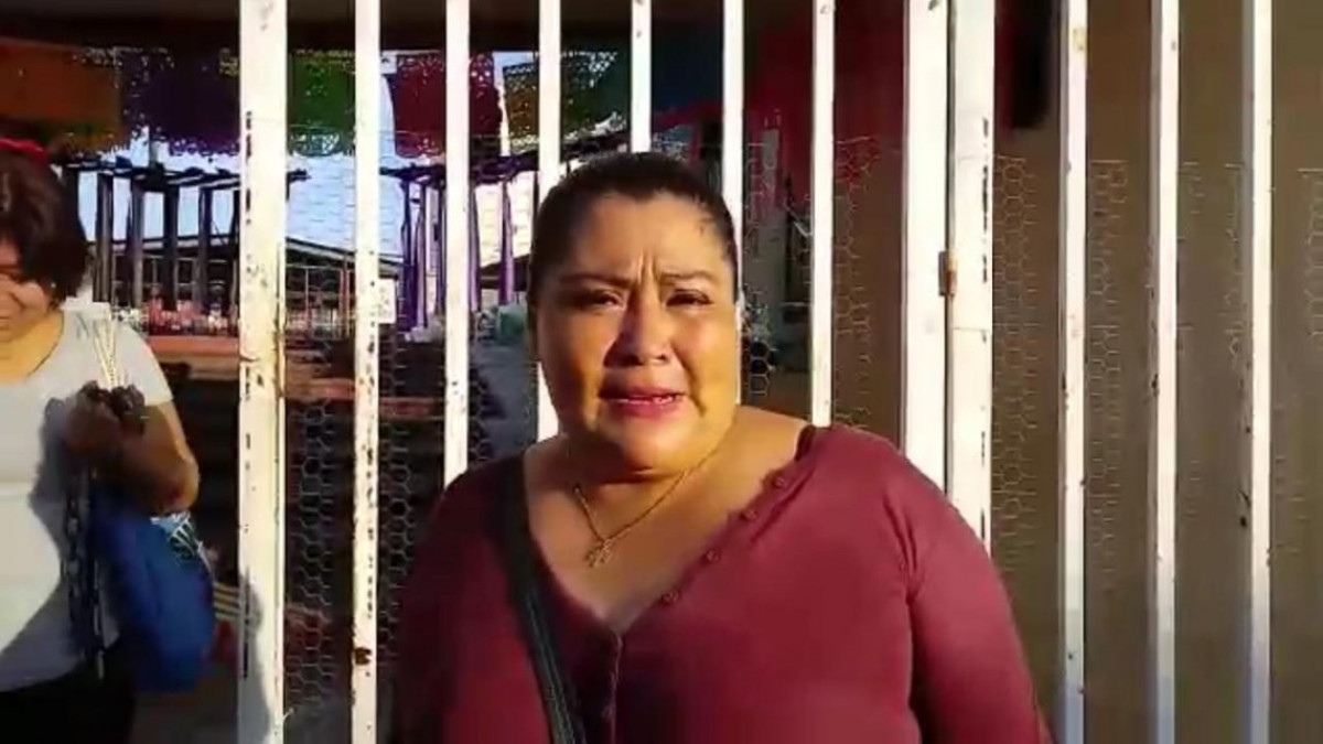 Padres de familia y maestros protestan por destitución de directora en secundaria