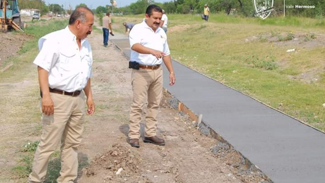 Alcalde supervisa construcción