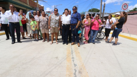 Inaugura Ayuntamiento porteño pavimentación de 4 vialidades