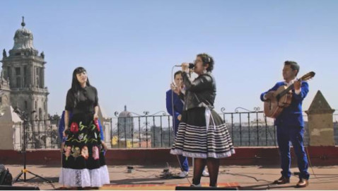 La Santa Cecilia y Mon Laferte lanzan nueva versión de “Ingrata”