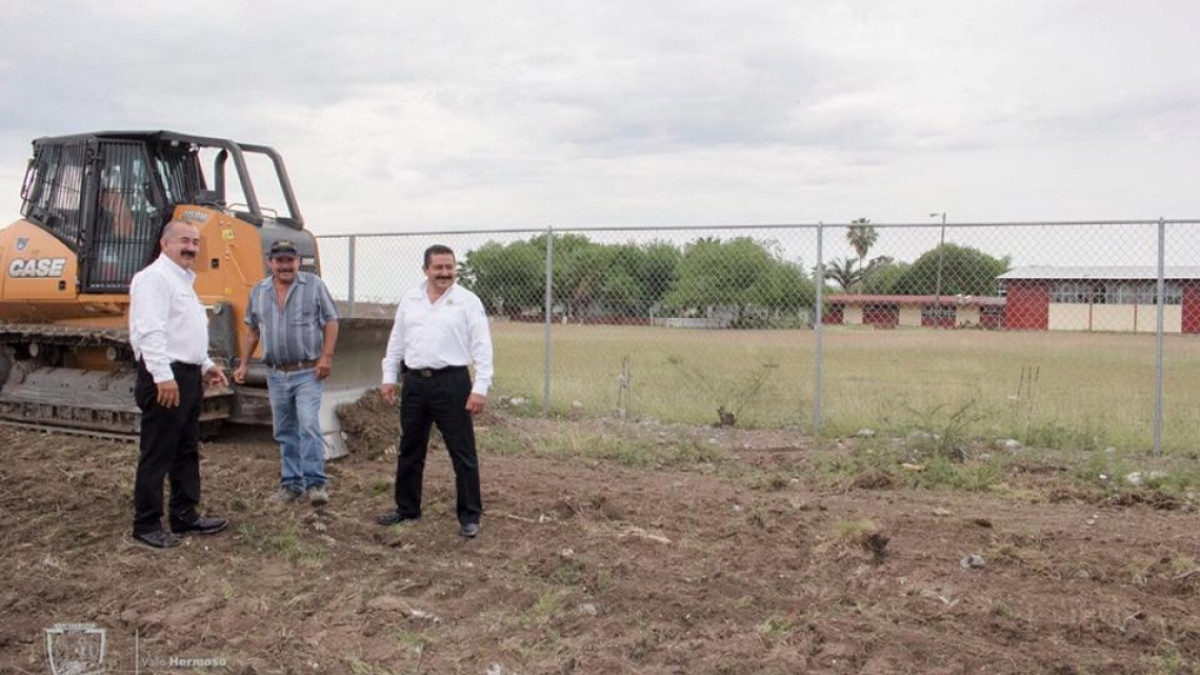 Supervisan construcción de canaleta