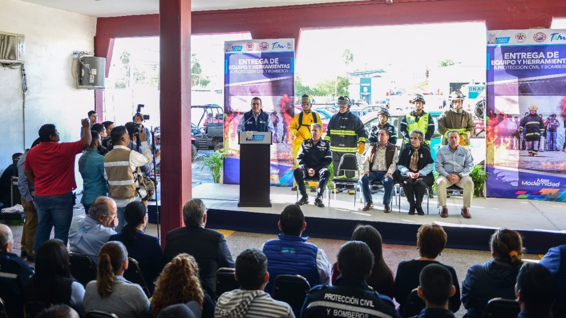 Entregan equipo de trabajo a Bomberos 