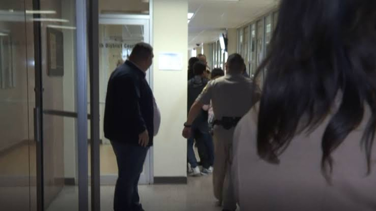 ICE arresta a madre de sujeto sentenciado a 20 años de prisión por muerte de oficial