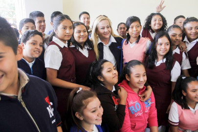 Asiste alcaldesa a entrega de apoyos en escuela