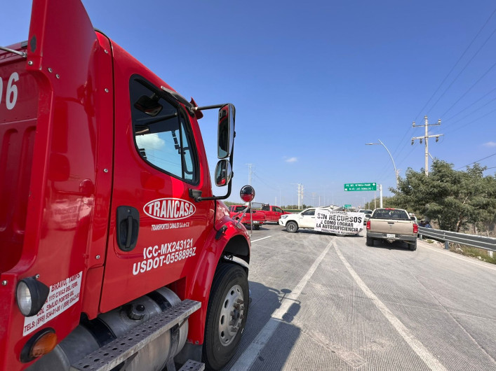 Campesinos endurecen bloqueos en puente Pharr; permiten cruce temporal de 50 camiones