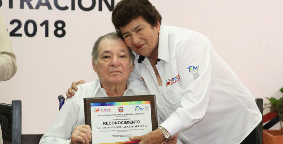 Entregan reconocimiento al Dr. Salvador Salazar por su  trayectoria humanista 