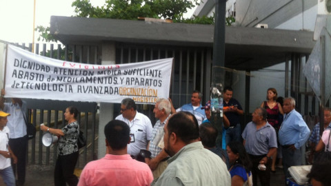 Protestan jubilados por falta de medicamentos en el ISSSTE