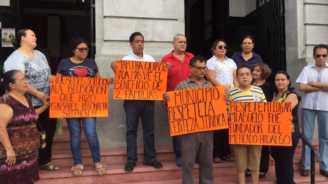 Protestan locatarios de mercados municipales contra la administradora