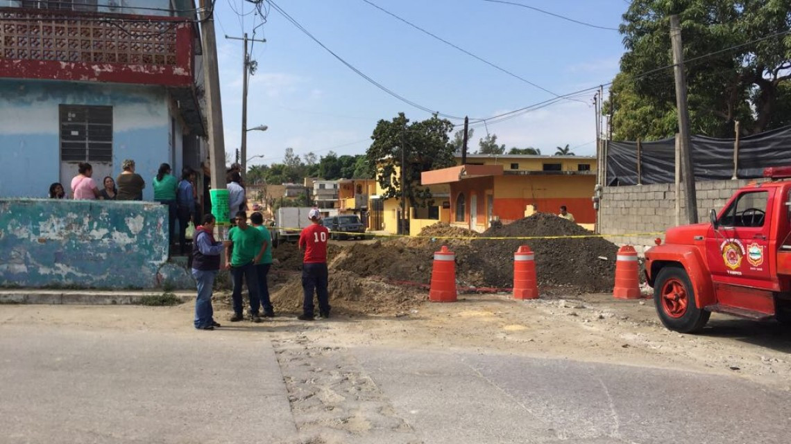 Evacuan familias por enorme fuga de gas