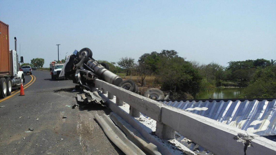 Menor de edad herido en volcadura de tráiler