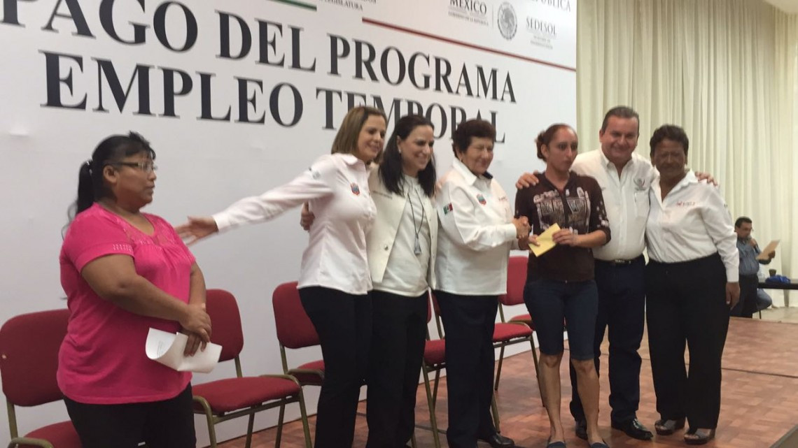 Reciben 400 despicadoras apoyo de empleo temporal