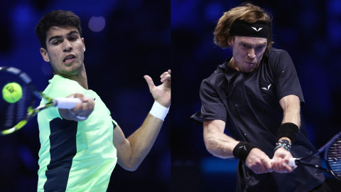 Rublev se hiere a raquetazos y cae ante Alcaraz