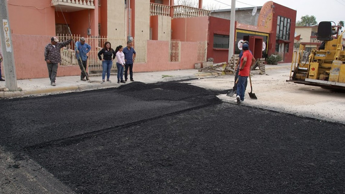 Supervisa alcaldesa obras de pavimentación 