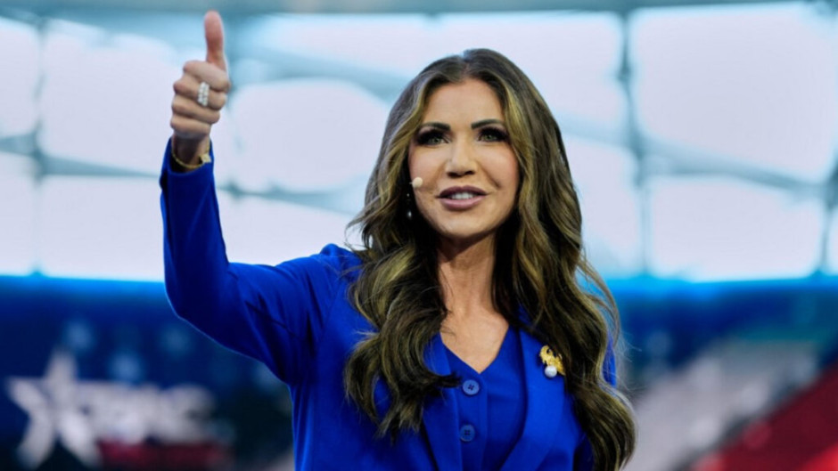 Hospitalizan a Kristi Noem, secretaria de Seguridad Nacional de EU