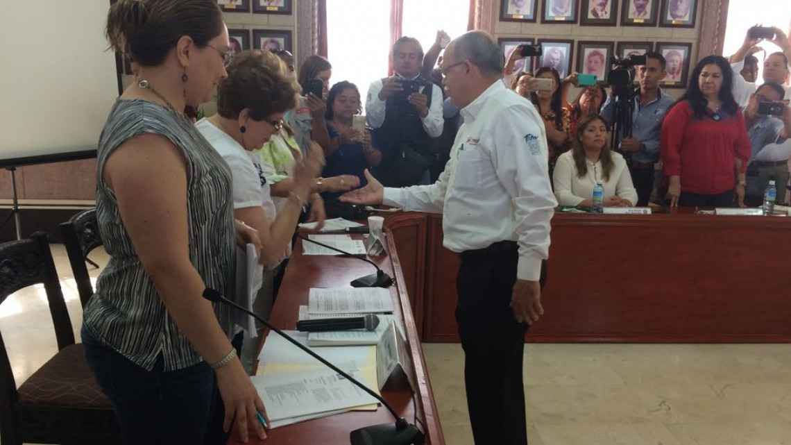 Entre abucheos, nombran a director de obras públicas