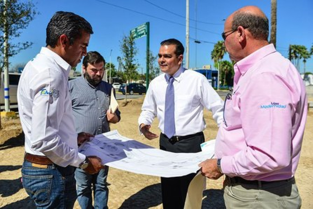 Enrique Rivas supervisa obra de plaza Las Antorchas