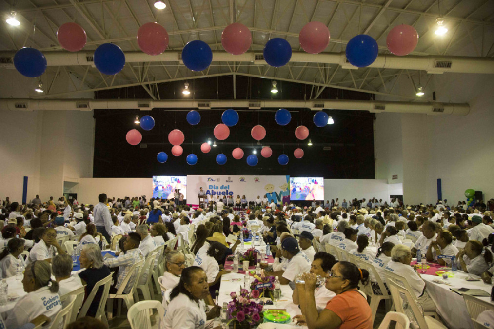 Festeja DIF a más de mil 500 abuelitos en Reynosa