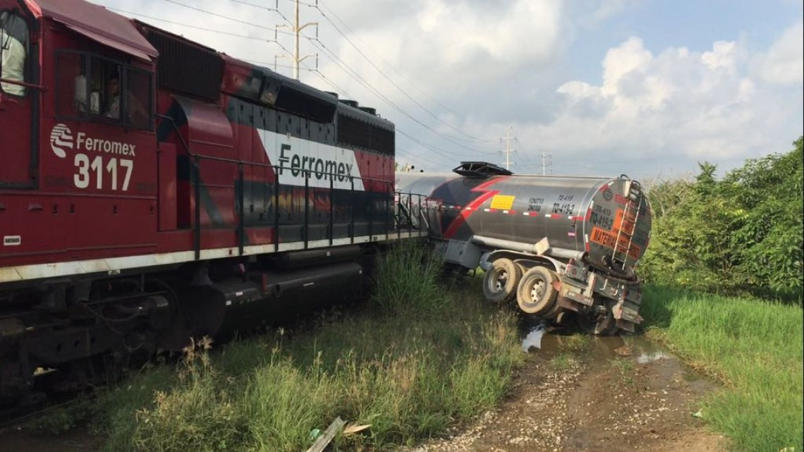 Tren embiste tráiler que transportaba material flamable