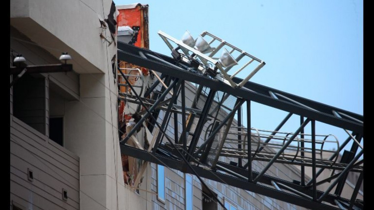 Deja un muerto tras caída de una grúa sobre edificio en Dallas