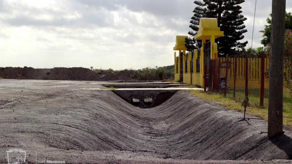 Construyen canaleta en frente del Cetis