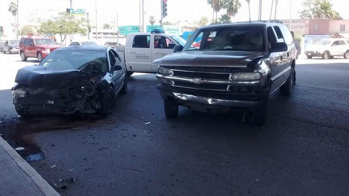 Automovilista choca por falta de precaución