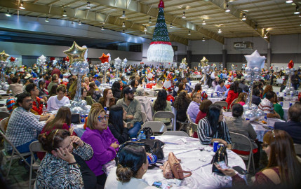 Conviven Mario López y Marsella Huerta con empleados  municipales en posada navideña