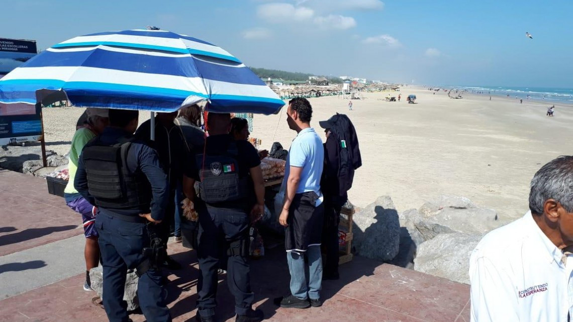 Con fuerte operativo retiran a  comerciantes en escollera de Playa Miramar