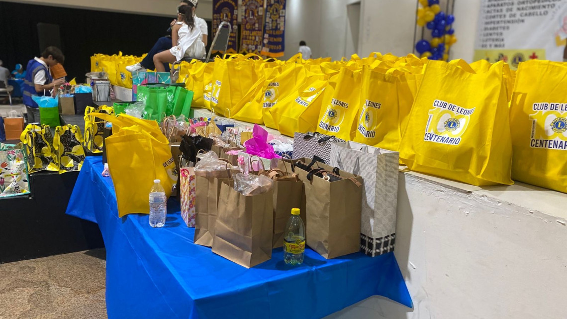 Brigada médica atiende a adultos mayores