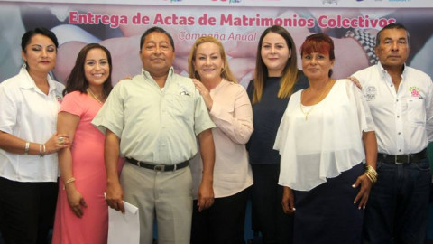 Realizan "Entrega de actas de matrimonios colectivos”
