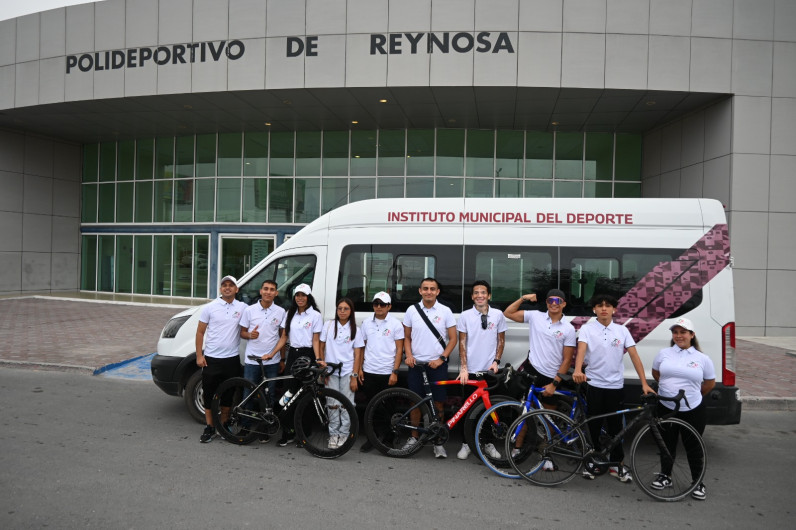 Apoya Carlos Peña Ortiz a equipo de triatlón 
