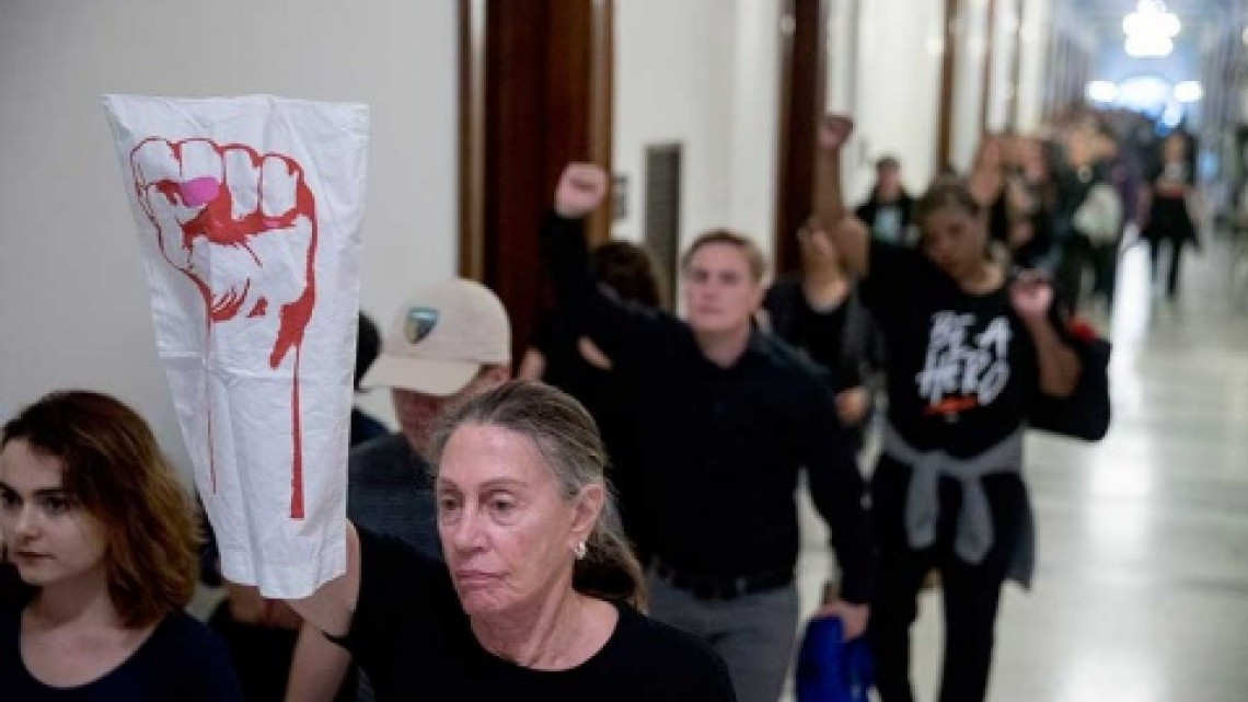 Alumnos de Yale protestan para abrir investigación a juez Kavanaugh