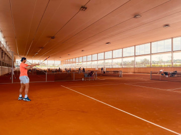 Rafael Nadal regresa a entrenar tras superar lesión en las costillas