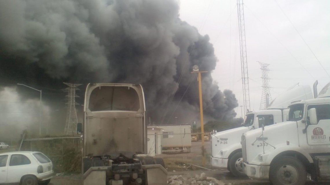 Arde bodega de fertilizantes en el puerto de Altamira