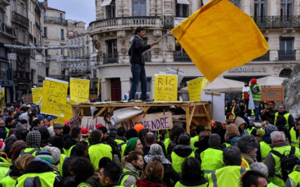Se reduce número de chalecos amarillos en Francia