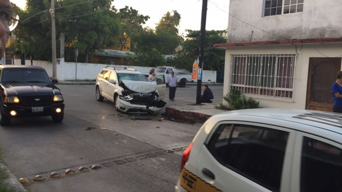 Exceso de velocidad genera volcadura en calle secundaria