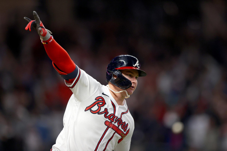 Los Bravos se llevan el juego 2 ante los Dodgers