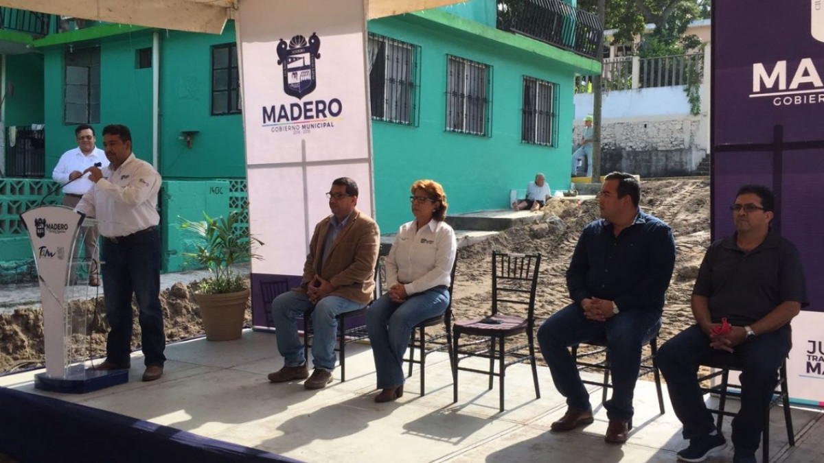 Dan banderazo de obra a la calle 5 de mayo