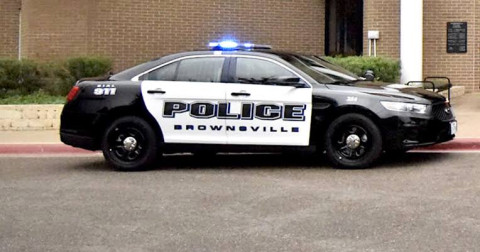 Policías rescatan a dos adolescentes de vehículo en llamas