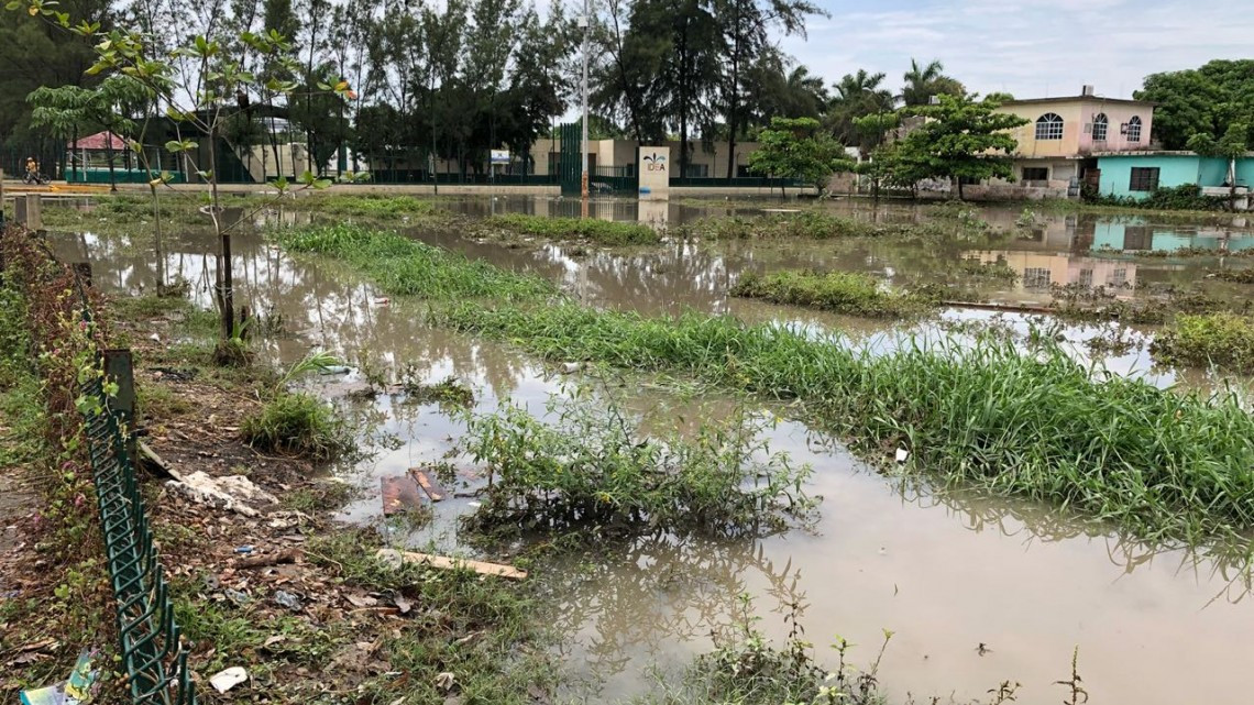 Se desborda canal a cielo abierto en la Borreguera