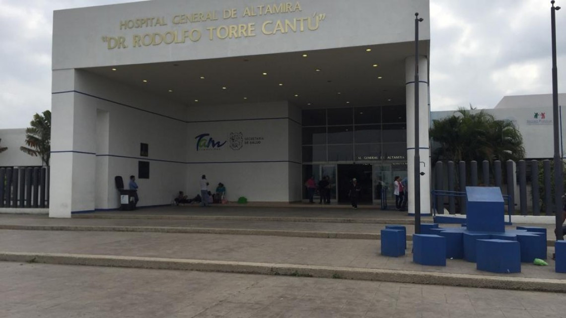 Eventuales se manifiestan afuera del hospital “Torre Cantú”