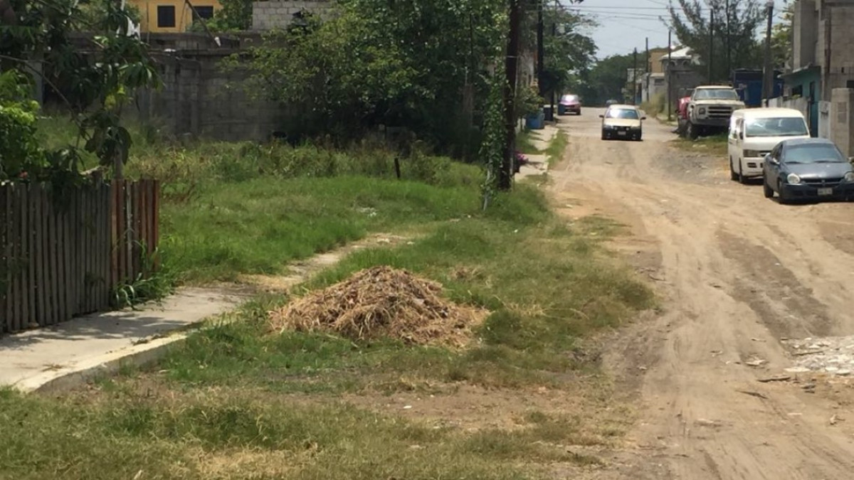 Con material de construcción, vecinos impiden paso por banquetas